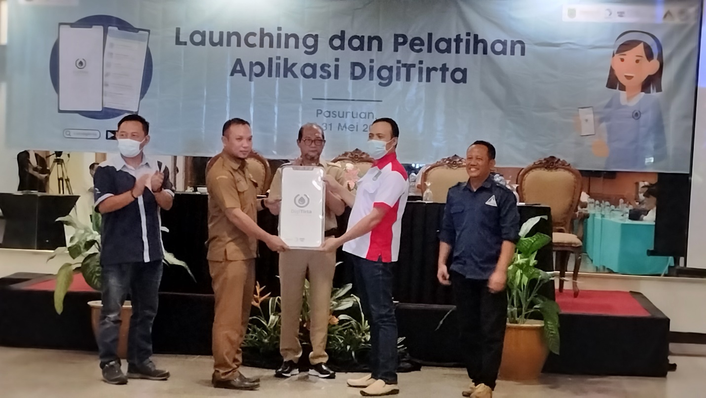 Keterangan: Fafit Aji, Stakeholder Relation Manager PT Tirta Investama – Pabrik Pandaan secara simbolis menyerahkan aplikasi DigiTirta kepada Sekertaris Dinas Sumber Daya Alam, Cipta Karya dan Tata Ruang Kabupaten Pasuruan, disaksikan tim dari PAMSIMAS dan Water.org.