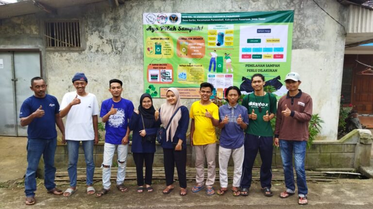 (gambar : foto bareng pasca pemasangan banner Bersama kepala dusun dan anggota BPD)