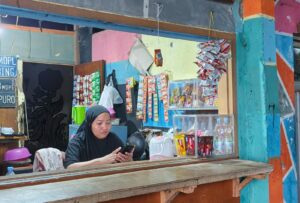 Ibu Fatimah, Pejuang Ekonomi Keluarga di Balik Warung Kopi Kecil untuk Para Santri