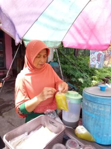 Demi keluarga, Seorang Ibu Menjual Es Tebu di Tepi Jalan