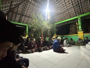 Merawat Jejak Leluhur, KKN 17 Yudharta Ikuti Ziarah Punden di Desa Ngingit