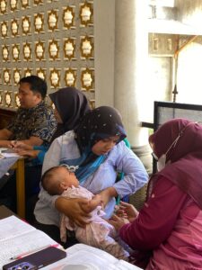 Semarak Posyandu Desa Ngingit, KKN 17 Yudharta Ajak Warga Hidup Sehat Lewat Senam Pagi