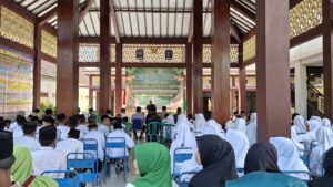 Wujud Kepedulian, KKN 22 Yudharta Dampingi Santunan Yatim se-Kecamatan Pogalan