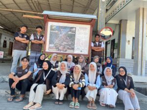 Mahasiswa KKN 01 Universitas Yudharta Pasuruan Resmikan Pemasangan Peta Yayasan Sayyid Arif dan Desa Segoropuro