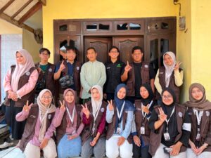 Mahasiswa KKN 01 Universitas Yudharta Pasuruan Dampingi Pengajuan Sertifikasi Halal UMKM Tempe Segar Desa Segoropuro