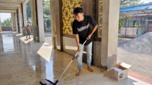 Mahasiswa KKN 23 Lolawang Gelar Kerja Bakti Jumat Bersih di Masjid Al Hikmah