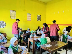 Sambut Tahun Ajaran Baru, Mahasiswa KKN 23 Lolawang Dampingi Masa Pengenalan Siswa Baru SD dan MI di Desa Lolawang