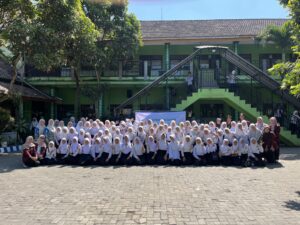 KKN Kelompok 18 Sukses Laksanakan Program Kerja “Go Green Go Clean” untuk Tingkatkan Kesadaran Peduli Lingkungan Siswa SDI Riyadhul Mubtadiin