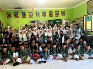 Mahasiswa KKN Kelompok 03 Universitas Yudharta Menggelar Peoker Workshop Pemilahan Sampah dan Kreasi Gantungan Kunci dari Tutup Botol di MI NU Miftahul Ulum Ledug