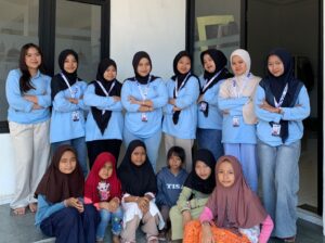 Mahasiswa KKN Kelompok 16 Gelar Kegiatan Kreativitas Manik-Manik Bersama ADIK ADIK di Aula Masjid jami’ AL IJABAH Bocek