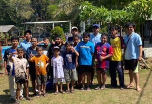 Mahasiswa KKN Kelompok 16 Pererat Kebersamaan Melalui Kegiatan Sepak Bola dan Berenang Bersama Anak-Anak Desa