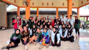 Partisipasi Mahasiswa KKN Kelompok 01 Universitas Yudharta Pasuruan dalam Kegiatan Senam Rutin Ibu-Ibu Desa Segoropuro