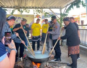 Mahasiswa KKN Universitas Yudharta Pasuruan berpartisipasi dalam Pelestarian Tradisi Jenang Suro di Desa Tutur