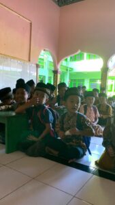 Mendorong Peningkatan Mutu Pendidikan Keagamaan, Mahasiswa KKN 21 Universitas Yudharta Pasuruan Dampingi Proses Belajar Santri di Desa Kerjo