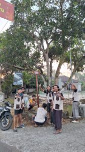 Penguatan Literasi Sejarah Lokal dan Budaya Peduli Lingkungan melalui Pemasangan Penunjuk Arah Makam Bersejarah serta Papan Edukasi Sampah di Desa Kerjo Kecamatan Karangan Kabupaten Trenggalek