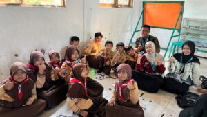 Edukasi Daur Ulang Limbah, Mahasiswa KKN 04 Gunungsari Gelar Aksi Interaktif Bersama Siswa MI