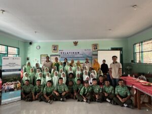Pelajar Purwodadi Belajar Pembibitan dan Komposting